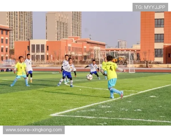 足球球星亮相大型公益活动现场 展现体育精神与社会责任感